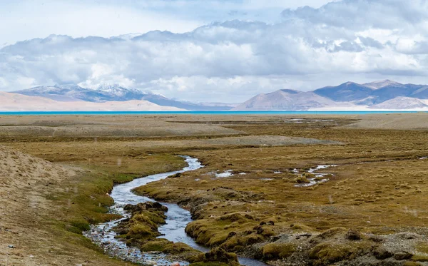 ヒマラヤの山の風景。チベット高原 — ストック写真