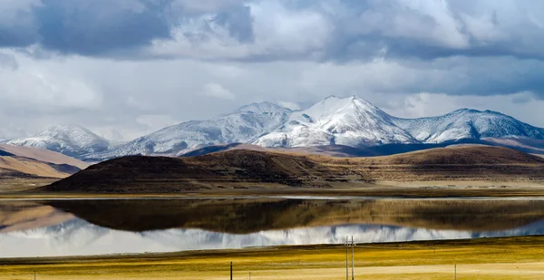 Paisaje de montaña del Himalaya. La meseta tibetana — Foto de Stock