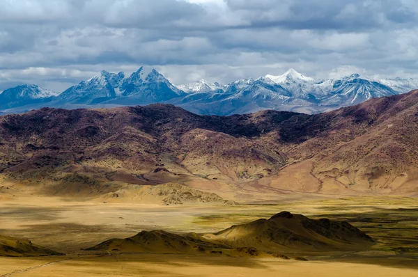 Paisaje de montaña del Himalaya. La meseta tibetana — Foto de Stock