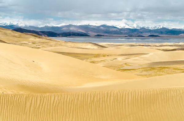 Dunes de sable dans une zone désertique du Plateau tibétain au Tibet — Photo