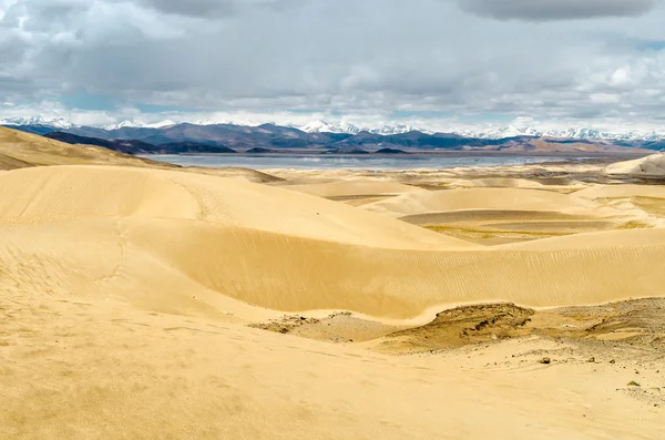 Sanddünen in einem Wüstengebiet der tibetischen Hochebene in Tibet — Stockfoto