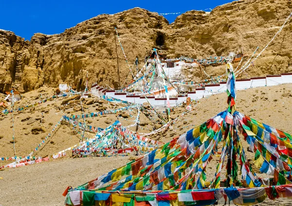 Khyunglung grotten in de vallei van garuda, Tibetaanse autonome regio van china. — Stockfoto