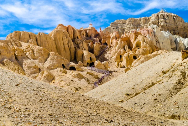 Grottes de Khyunglung dans la vallée de Garuda, Tibet Région autonome de Chine . — Photo