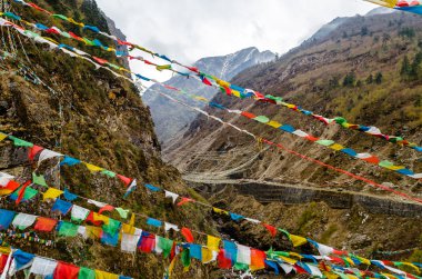 Tibet Dağları arasındaki yol