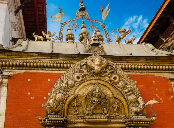 : fragment av utsmyckningen av templet i nepal — Stockfoto