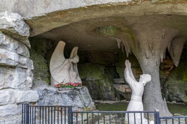 Montreal, Kanada 'daki St. Joseph Oratory mağarasında kutsal heykeller.