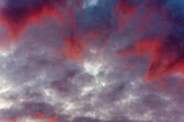 Dramatisch rote Wolken am Himmel in der Abenddämmerung — Stockfoto