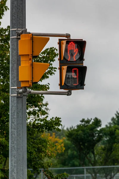 Señal de tráfico de parada de mano a peatonal en una intersección de carreteras —  Fotos de Stock
