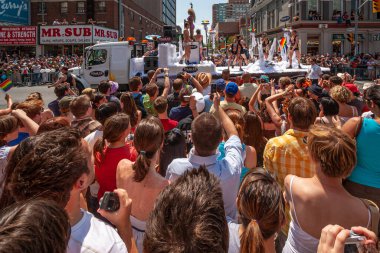 Toronto, Kanada 'daki Onur Yürüyüşü, ülkenin en büyük ve en popüler festivallerinden biri.
