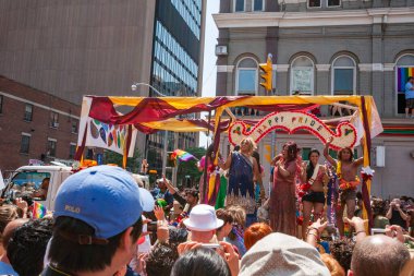 Toronto, Kanada 'daki Onur Yürüyüşü, ülkenin en büyük ve en popüler festivallerinden biri.
