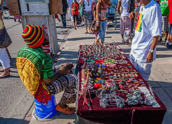 Street sælger af souvenirs på en gade i centrum af Toronto - Stock-foto