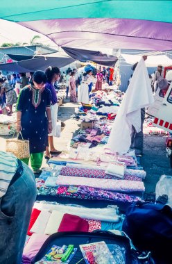 Mauritius 'taki bit pazarında kadın alıcılar.