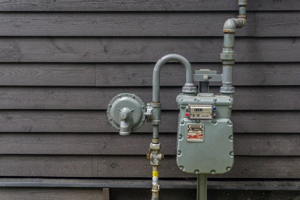 Háztartási gázmérő a házon kívüli falon — Stock Fotó