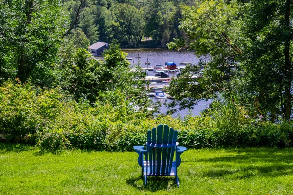 Wooden chair in the park facing the lake — Foto de Stock