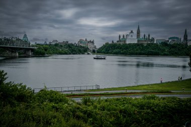 Parlamento Tepesi Ottawa nehri boyunca göründü 