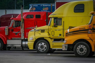 Ottawa, Ontario, Kanada, Ağustos 2005 - Otoyol dinlenme tesisinde sıra sıra park etmiş uzun kamyonlar