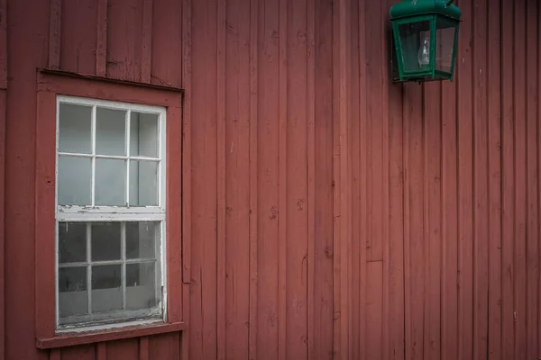 Vnější Fasáda Dřevěné Stodoly Rámovým Skleněným Oknem Starou Lucernou Zavěšenou — Stock fotografie