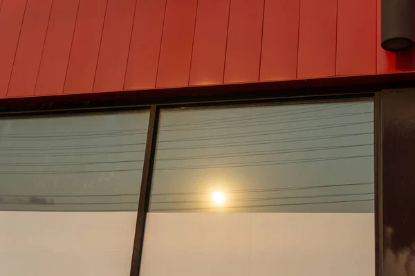 Відбиття Сонця Віконної Скляної Панелі Будівлі — стокове фото