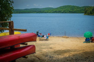  Aileler Arrowhead Gölü ve Plajı 'nda Huntsville, Ontario, Kanada 