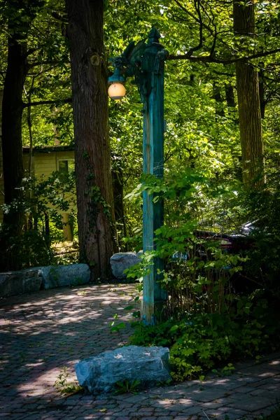 Poste Lámpara Madera Verde Con Bulbo Encendido Entre Árboles Callejón — Foto de Stock