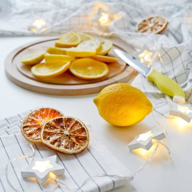 Limonlar ve portakallar - masada kompozisyon