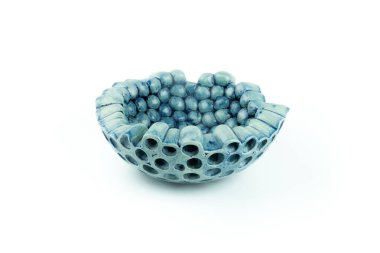 Boş seramik kasesi, tabak ya da çömlek tenceresi, beyaz arka planda izole edilmiş, yan görünüm