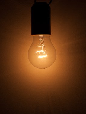 renkli arka plan üzerinde ampul lamba