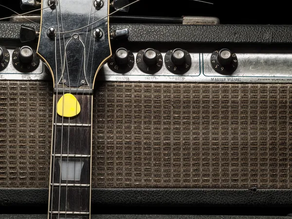 Worn amp and electric guitar — Stock Photo, Image