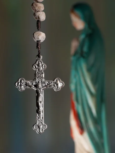 Różaniec krzyż z Dziewicy Maryi — Zdjęcie stockowe