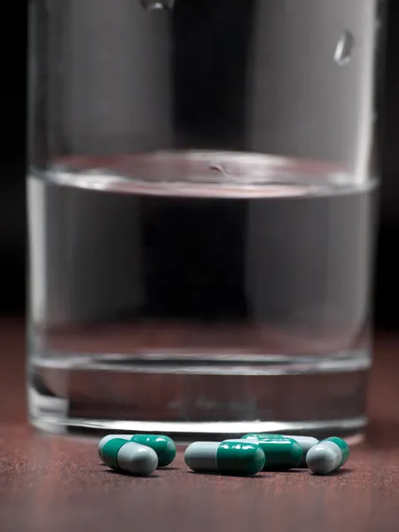 Pillole e bicchiere d'acqua — Foto Stock