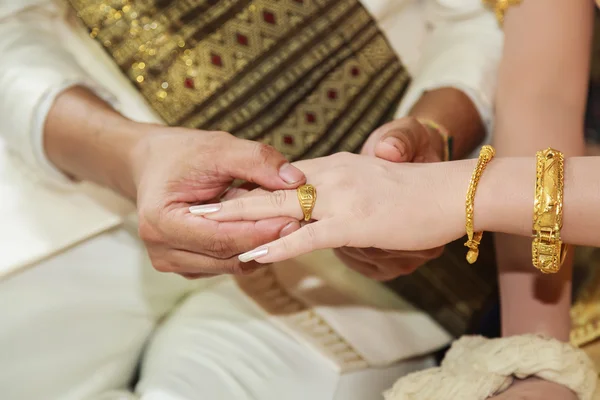 タイの結婚指輪を身に着けている彼の花嫁の手の新郎します。 — ストック写真