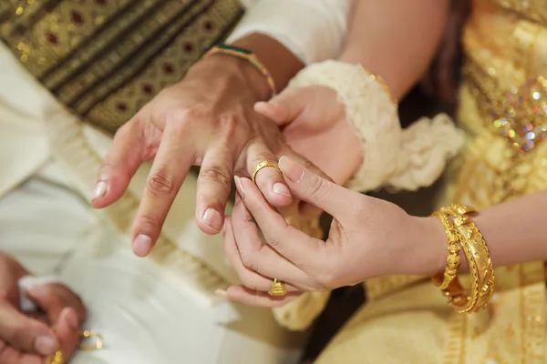 Thailändische Braut trägt Ehering für ihren Bräutigam — Stockfoto