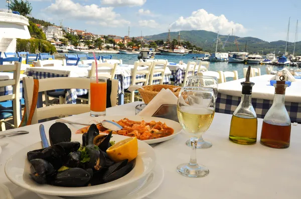 Yunanistan restoranda akşam yemeği