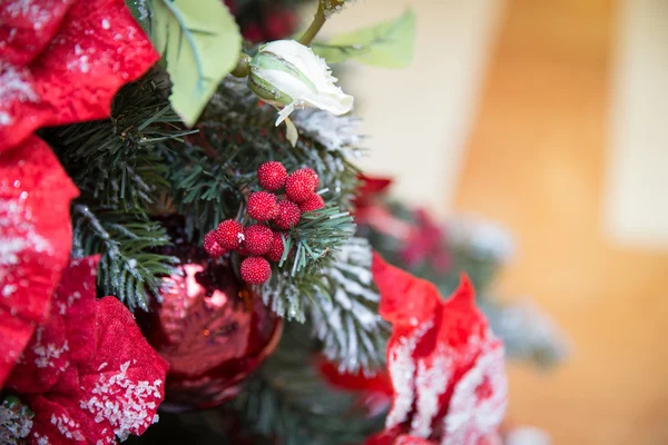 Berries on a Christmas tree — Stock Photo, Image