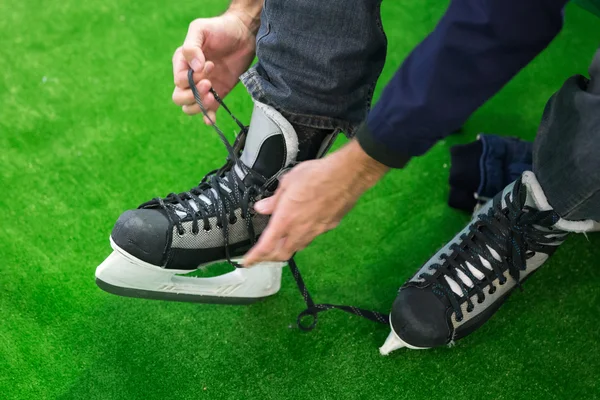 Homem se preparando para patinação no gelo — Fotografia de Stock