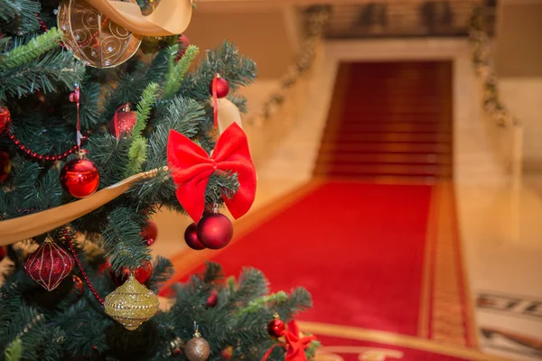 Weihnachtsbaum mit Treppe — Stockfoto