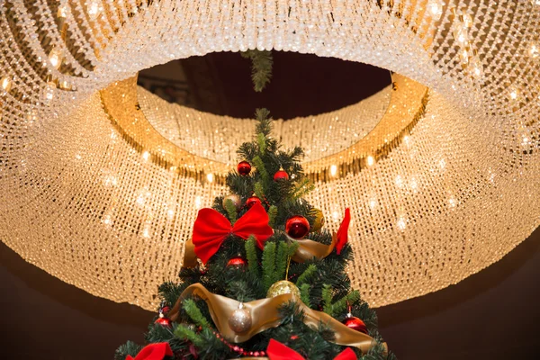 Árbol de Navidad alto con lustre — Foto de Stock