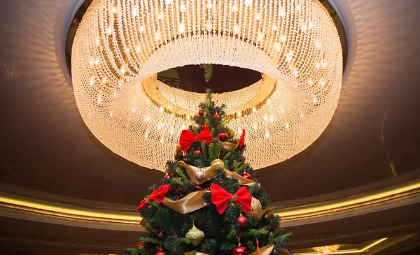 Altissimo albero di Natale con lucentezza — Foto Stock