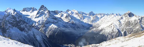 Panorama de montanhas de inverno — Fotografia de Stock