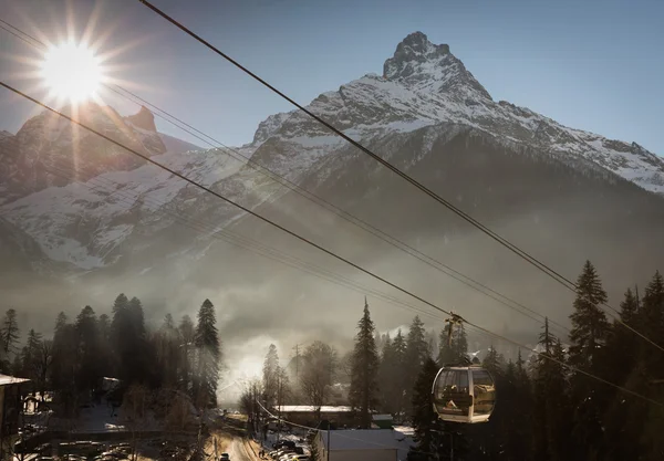 Seilbahn im Skigebiet — Stockfoto