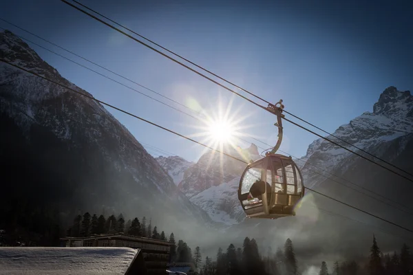 Kabelbaan in skiresort — Stockfoto