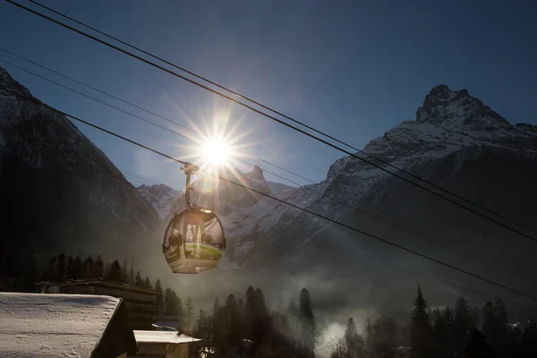 Seilbahn im Skigebiet — Stockfoto
