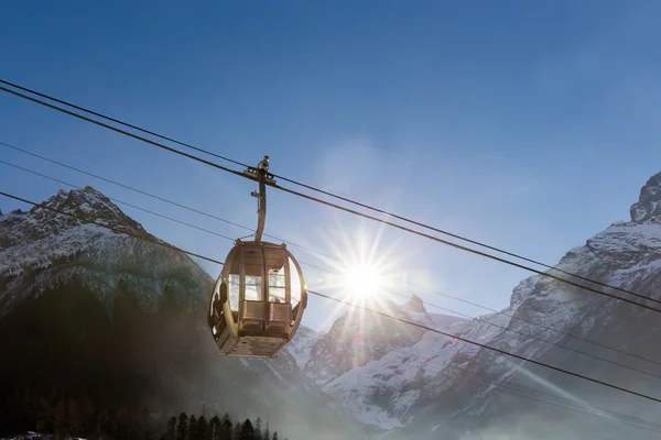 Téléphérique dans la station de ski — Photo