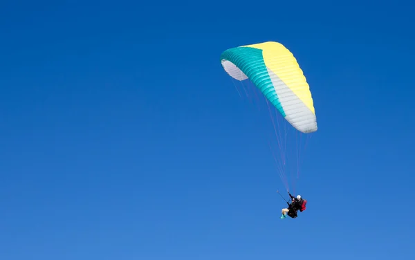 Gleitschirmfliegen — Stockfoto