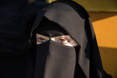Müslüman geleneksel siyah giysili manken
