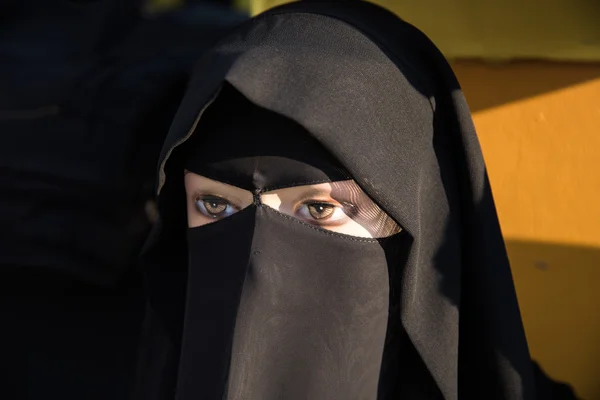 Manequim vestindo muslim roupas pretas tradicionais — Fotografia de Stock