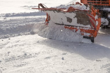 iş yerinde kar temizleme aracı