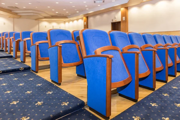 Sala de conferências com assentos azuis — Fotografia de Stock