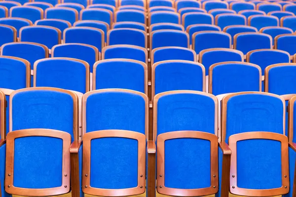 Sala de conferências com assentos azuis — Fotografia de Stock