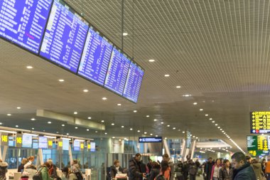 Moskova - 23 Kasım 2013: Havaalanı salonu çoğu insan